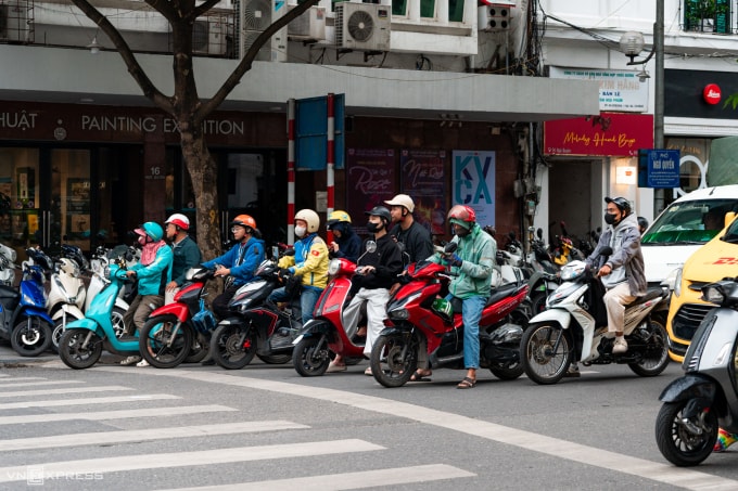 Các tài xế công nghệ trên một con đường Hà Nội, tháng 10/2025. Ảnh: Minh Quân