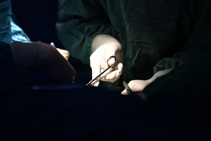 Bác sĩ Bệnh viện Nhi đồng 2 phẫu thuật cho bệnh nhi. Ảnh: Quỳnh Trần