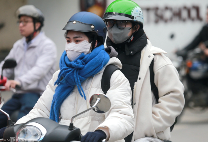 Người dân tham gia giao thông trong trời rét ở Hà Nội. Ảnh:Gia Chính