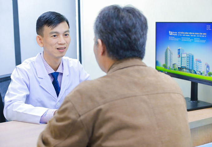 Tiến sĩ Tấn Đạt đang tư vấn điều trị, theo dõi bệnh cho ông Tiến. Ảnh: Bệnh viện Đa khoa Tâm Anh