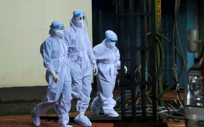 Các nhân viên y tế trong trang phục bảo hộ tại khu cách ly virus Nipah của một trường đại học y ở Kozhikode, Ấn Độ, ngày 17/9/2023. Ảnh: PTI