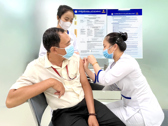 Khách tiêm vaccine dại do bị chó cắn khi đang đi đường tại Hệ thống Tiêm chủng VNVC. Ảnh: Diệu Thuần