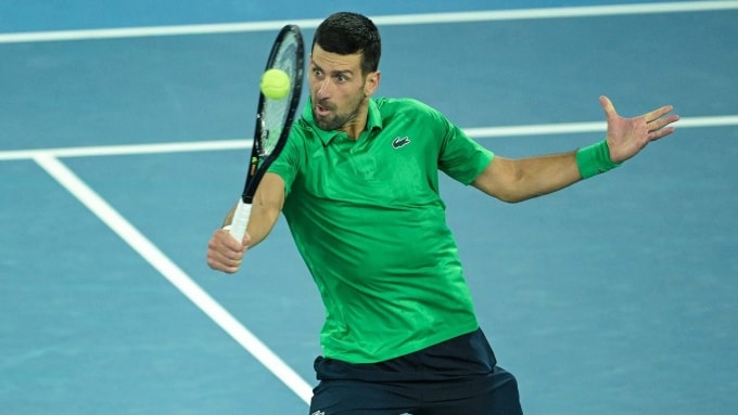 Djokovic trong trận gặp Botic Van de Zandschulp, ở vòng ba Australia Mở rộng, trên sân Rod Laver, Melbourne, Australia hôm 24/1.