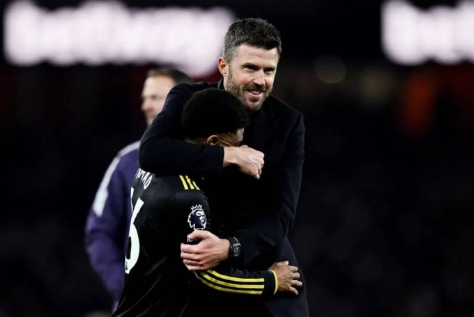 HLV Michael Carrick ôm Amad Diallo mừng trận Man Utd thắng Arsenal 3-2 ở vòng 23 Ngoại hạng Anh hôm 25/1. Ảnh: Reuters