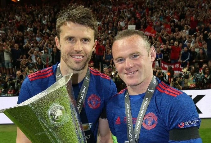 Carrick và Rooney giành Europa League với Man Utd năm 2017. Ảnh: Man Utd