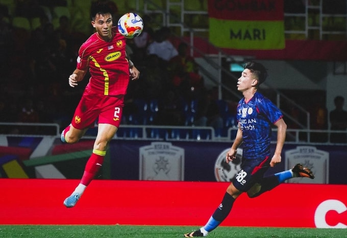 Cầu thủ chủ nhà Selangor thoải mái tranh bóng với CAHN ở lượt thứ 4 bảng A Cup CLB Đông Nam Á 2025-2026, tối 28/1. Ảnh: Selangor FC