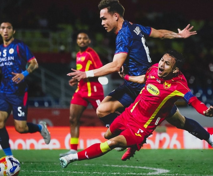 Hàng thủ CAHN (áo xanh) gặp khó khăn trước sức tấn công của chủ nhà Selangor tại lượt thứ 4 bảng A Cup CLB Đông Nam Á 2025-2026, tối 28/1. Ảnh: Selangor FC