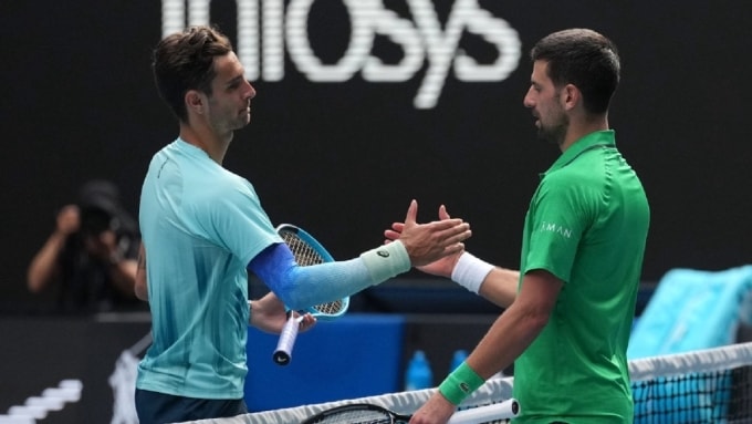Djokovic (phải) bắt tay Musetti, sau trận tứ kết Australia Mở rộng, trên sân Rod Laver, Melbourne, Australia hôm 28/1.
