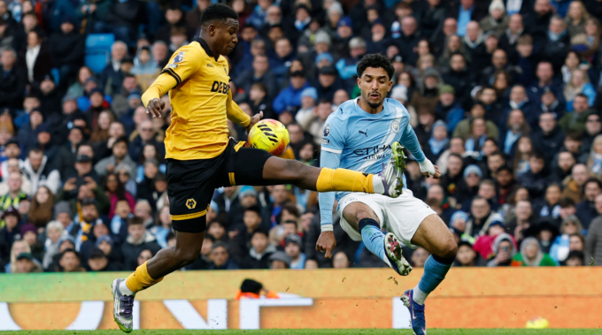 Omar Marmoush ngoặt bóng trúng tay hậu vệ Yerson Mosquera, nhưng Man City không được hưởng phạt đền trong trận thắng Wolves 2-0 ở vòng 23 Ngoại hạng Anh. Ảnh: Reuters