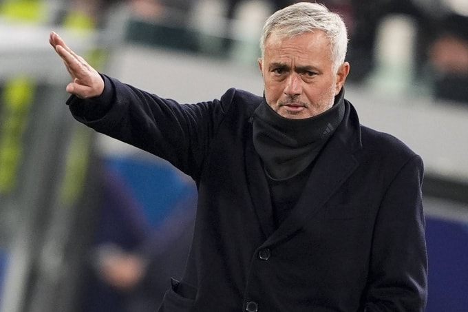 Jose Mourinho chỉ đạo trong trận Juventus 2-0 Benfica ở lượt bảy vòng bảng Champions League hôm 21/1. Ảnh: Imago