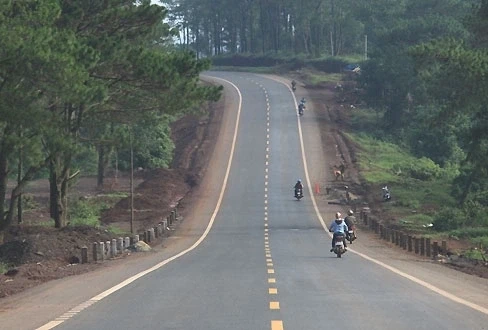 Đường Hồ Chí Minh hiện là đường huyết mạch qua Tây nguyên. Ảnh: Anh Duy