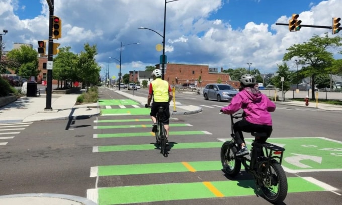 Người đi xe đạp và xe đạp điện trên làn đường riêng ở New Jersey. Ảnh: Bicycle Coalition of Greater Philadelphia