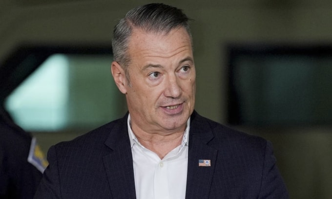 Quyền giám đốc ICE Todd Lyons phát biểu tại một cuộc họp báo ở bang Indiana, Mỹ, hồi tháng 10/2025. Ảnh: Reuters