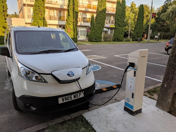 Xe điện đang sạc tại Hungary. Ảnh: Zerocarbonadventures