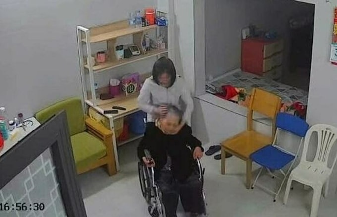 Hình ảnh nữ giúp việc đánh cụ bà bị camera an ninh ghi lại. Ảnh: Cắt từ video