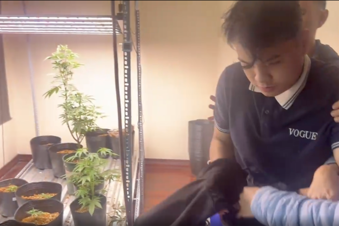 Đỗ Hữu Duy bị bắt cùng số tang vật. Ảnh: Thành Huynh