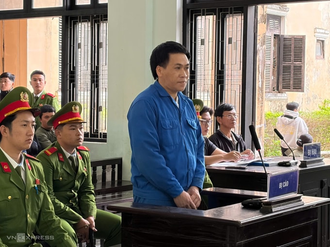 Phan Văn Phú tại phiên tòa sáng 28/1. Ảnh: Vạn An