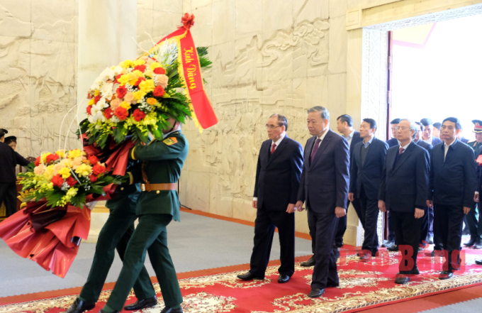 Tổng Bí thư Tô Lâm dâng hương Đền thờ Chủ tịch Hồ Chí Minh Khu di tích Quốc gia đặc biệt Pác Bó. Ảnh: Báo Cao Bằng