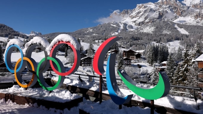 Biểu tượng Olympic và Paralympic được chụp tại Cortina dAmpezzo, Italy, ngày 26/1. Ảnh: AFP