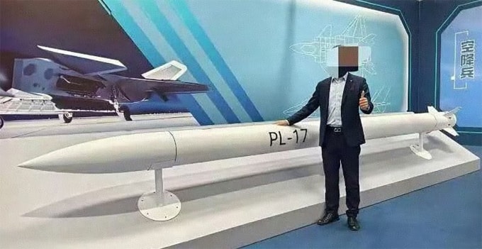 Quả đạn hoặc mô hình kích thước thật của tên lửa PL-17 trong ảnh chụp công bố ngày 27/1. Ảnh: X/Rupprecht Deino
