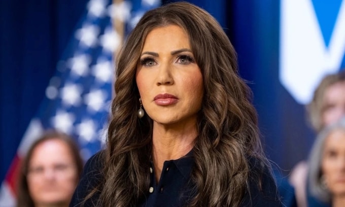 Bộ trưởng An ninh Nội địa Kristi Noem trong cuộc họp báo tại trụ sở Cơ quan Thực thi Di trú và Hải quan ở Washington tháng 4/2025. Ảnh: AP