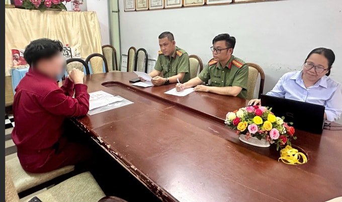 Cơ quan an ninh làm việc, xử phạt đại diện công ty tổ chức sự kiện. Ảnh: Công an TP HCM