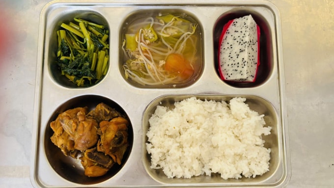 Suất ăn trưa của học sinh trường Tiểu học Tân Quy ngày 21/1. Ảnh: Nhà trường cung cấp