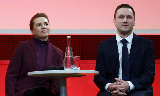 Thủ tướng Frederiksen và Thủ hiến Nielsen (phải) tại Đại học Sciences Po ở Paris, Pháp hôm 28/1. Ảnh: Reuters