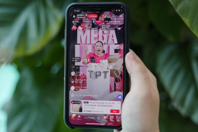 Người tiêu dùng xem livestream bán hàng qua mạng xã hội. Ảnh: Thành Nguyễn