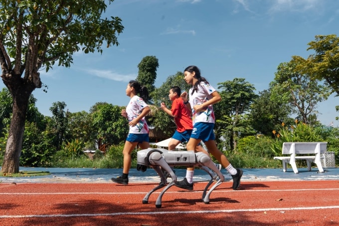 Học sinh TAS học thể dục cùng thiết bị công nghệ hiện đại. Ảnh: TAS