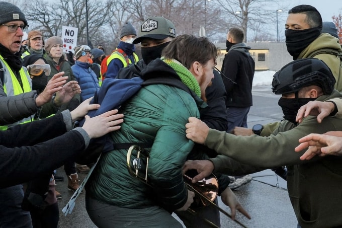Người biểu tình đụng độ với các đặc vụ liên bang ở Minneapolis, Minnesota, ngày 8/1. Ảnh: Reuters