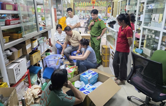 Cảnh sát kiểm tra cửa hàng. Ảnh: Công an TP HCM