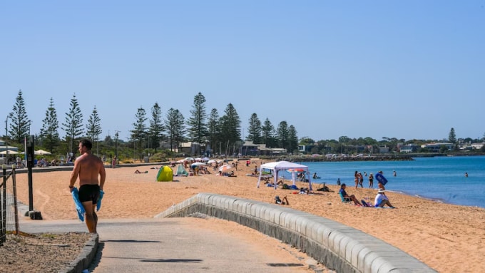 Du khách trên bãi biển ở Melbourne trong ngày nắng nóng 27/1. Ảnh: ABC News