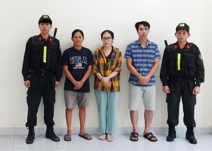 Võ Thị Thu Oanh (áo đen, trái sang), Tăng Thị Mỹ Hòa và Tăng Hoàng Vinh. Ảnh: Công an TP HCM