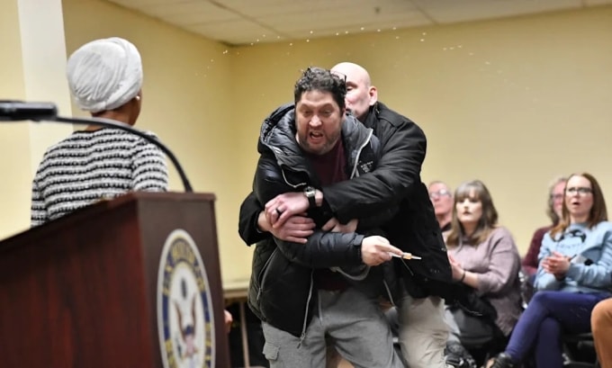 Nghi phạm Anthony Kazmierczak lao đến nghị sĩ Omar và xịt chất lỏng lên người bà vào ngày 27/1. Ảnh: USA Today