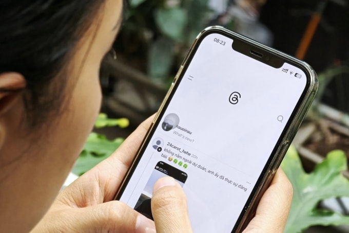 Một người Việt đang sử dụng mạng xã hội Threads. Ảnh: Trọng Đạt