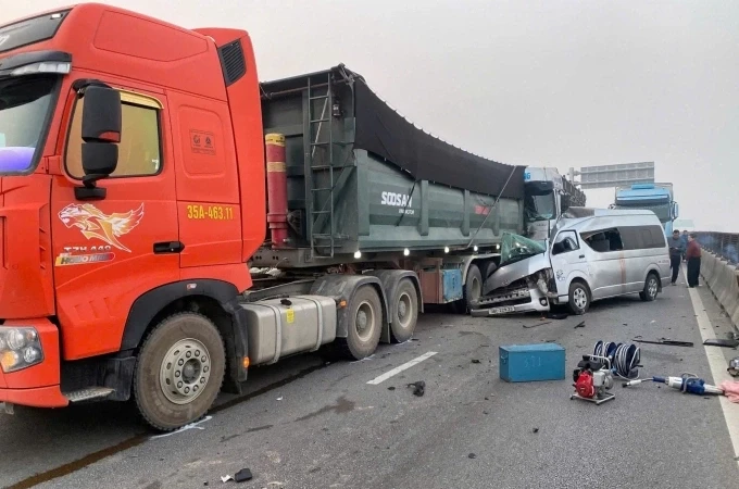 Xe khách bẹp nát phần đầu và hông bên phải sau tai nạn liên hoàn. Ảnh: Lam Sơn