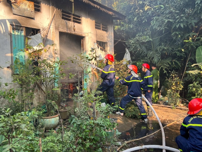 Cảnh sát PCCC dập lửa căn nhà. Ảnh: Phước Thanh