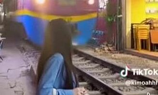 Xác minh vụ khách ngồi sát đường ray khi tàu qua ở Khâm Thiên