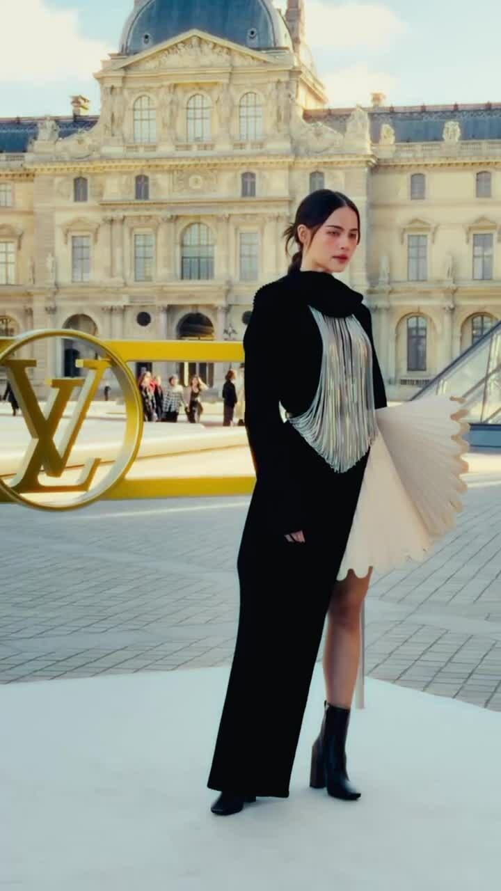 Urassaya Sperbund quảng cáo cho Louis Vuitton