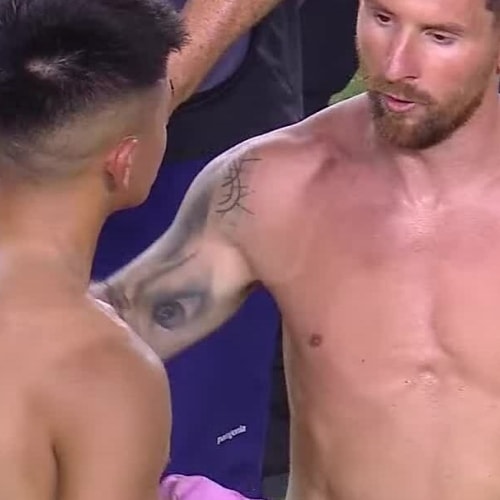 Messi đổi áo với Almada
