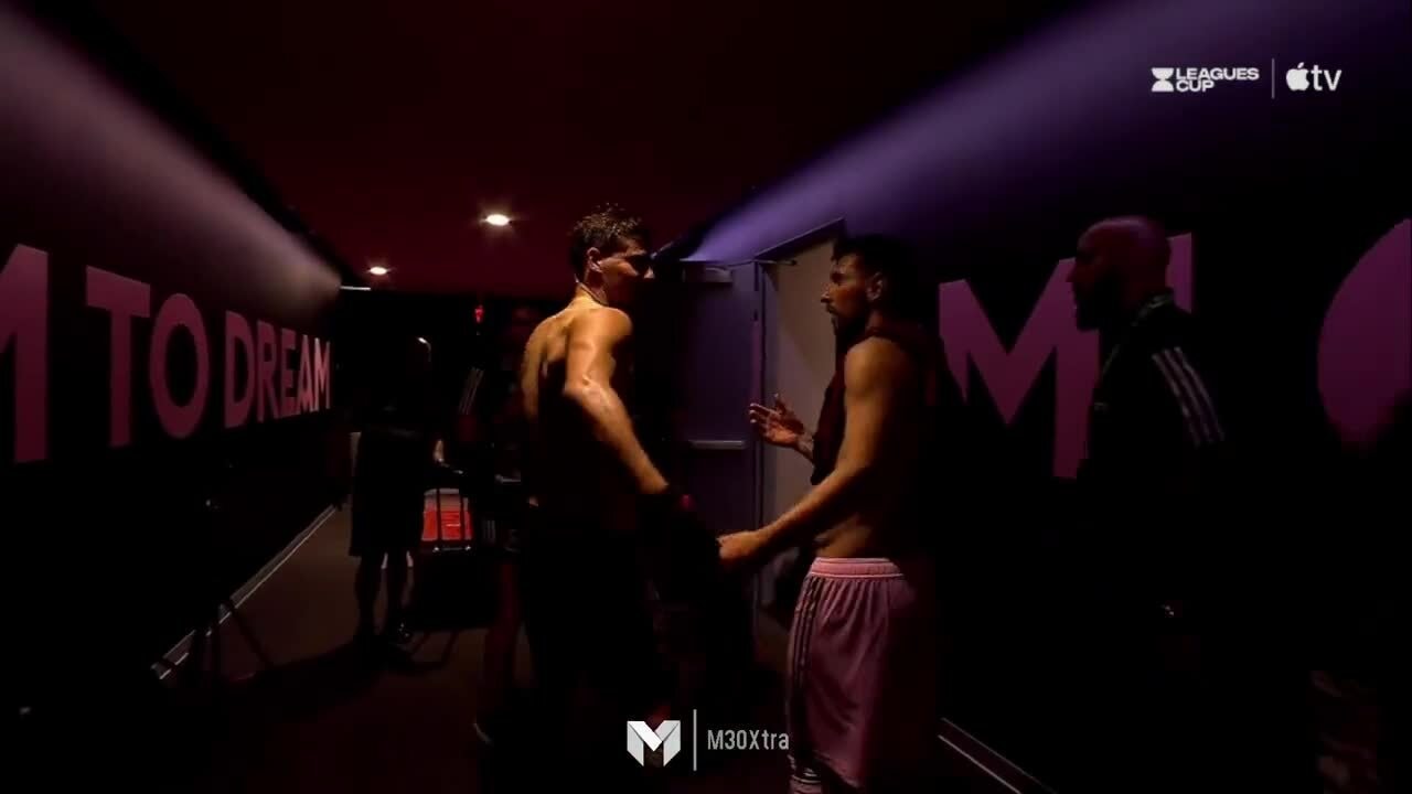 Santiago Sosa đi theo để xin Messi áo đấu