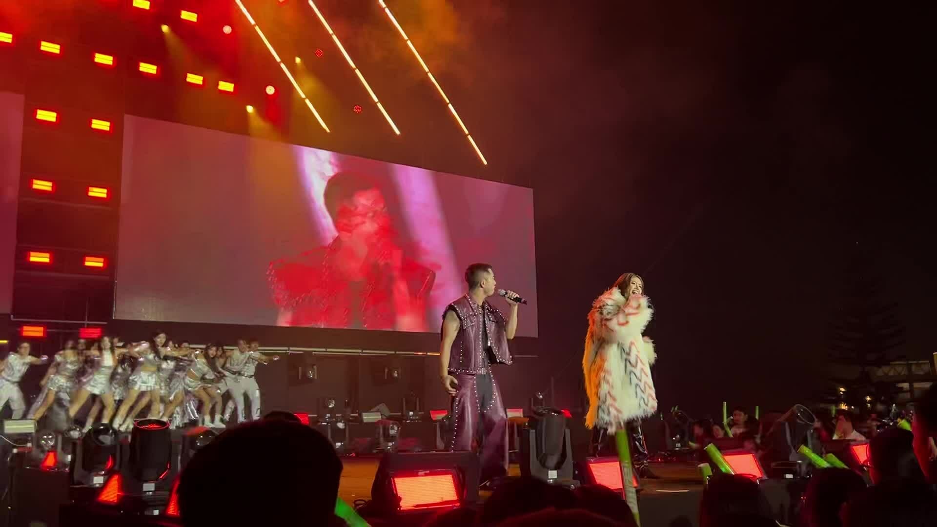 Dân văn phòng biến tiệc cuối năm thành concert 'triệu view'