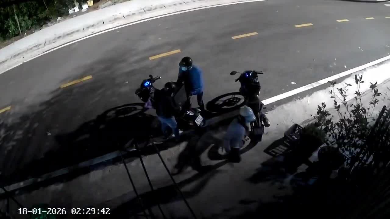 Camera ghi lại cảnh nhóm trộm két sắt cất vàng