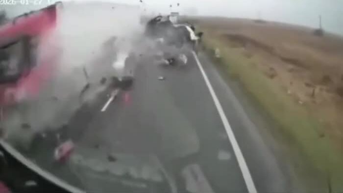 Ôtô chạy sang làn ngược chiều đấu đầu xe tải, 7 người thiệt mạng