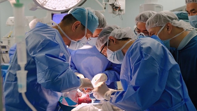 Kỳ tích ghép gan cho bé gái gần 1 tuổi, cân nặng chỉ 5,3 kg tại Vinmec Times City - Ảnh 2.