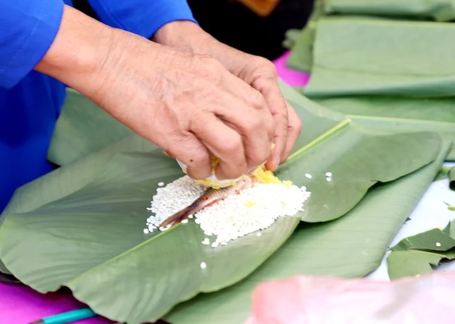 Đặc sản độc đáo: Bánh chưng nhân cá chép - nghe tưởng đùa nhưng thật sự tồn tại- Ảnh 4.