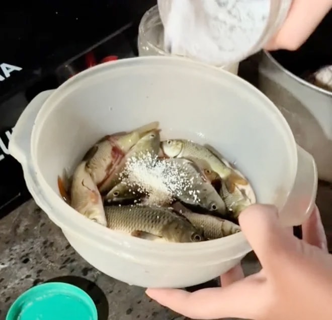 Đặc sản độc đáo: Bánh chưng nhân cá chép - nghe tưởng đùa nhưng thật sự tồn tại- Ảnh 2.