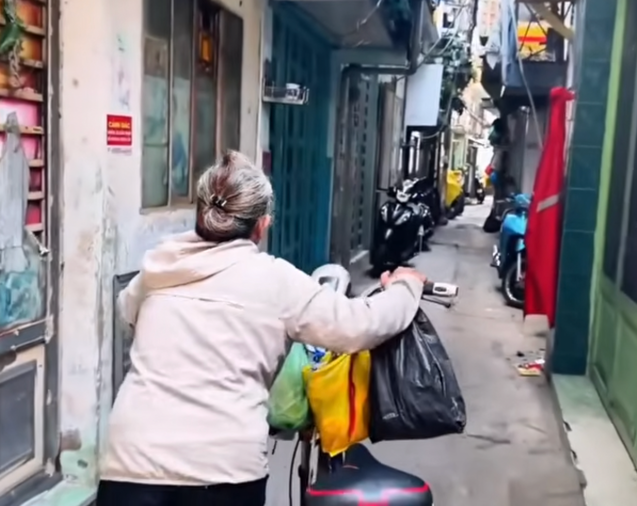 Nữ nghệ sĩ cải lương tuổi xế chiều lượm ve chai, bất ngờ kể kỷ niệm biết ơn cố diễn viên Quý Bình- Ảnh 1.