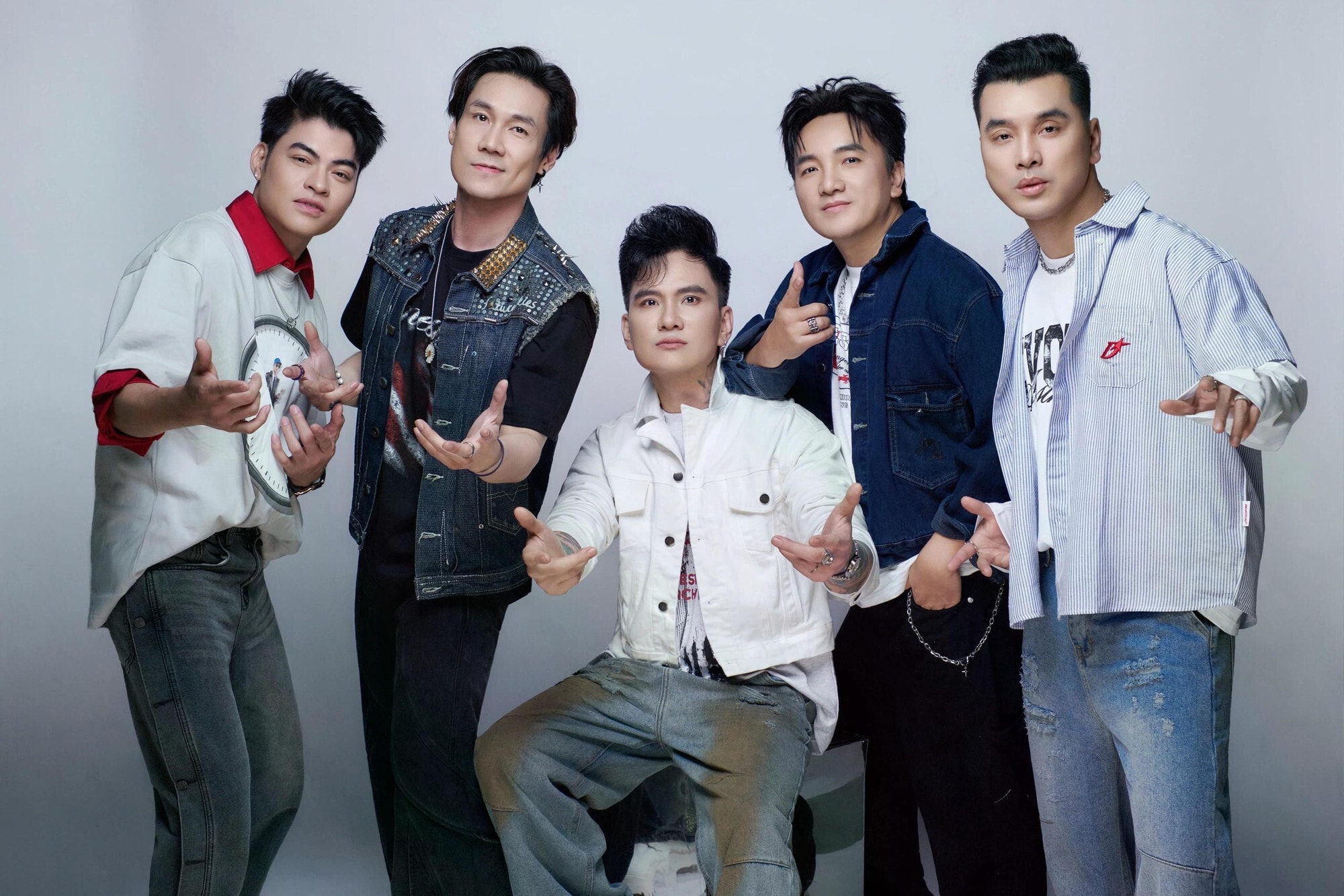 Khánh Phương và nhóm Ngũ hổ tướng.